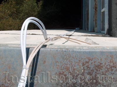 Cable coming down from the roof. With this mounting, it will not rub against the edge of the roof