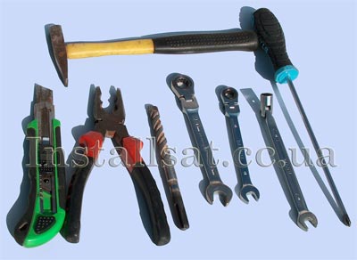 Tool for installing a satellite antenna